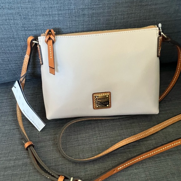 Dooney & Bourke Handbags - NWT DOONEY & BOURKE OYNA CROSSBODY BAG PURSE